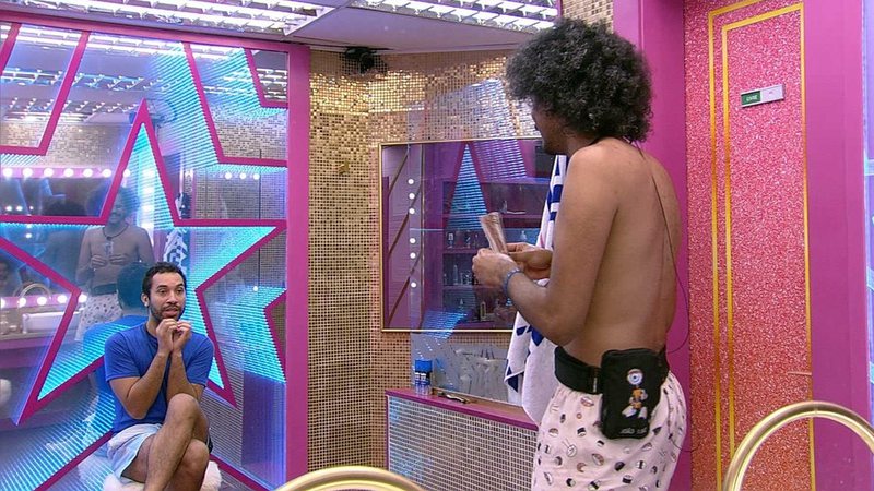 Gilberto e João Luiz conversam no banheiro - Foto: Reprodução / Globoplay