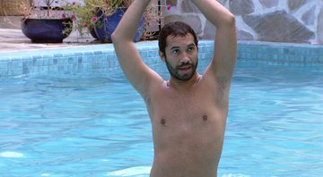 Gilberto dança na piscina - Foto: Reprodução / Globoplay