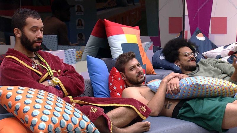 Gilberto, Caio e João Luiz conversam na sala - Foto: Reprodução / Globoplay