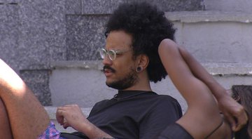 João Luiz conversa na área externa - Foto: Reprodução / Globoplay