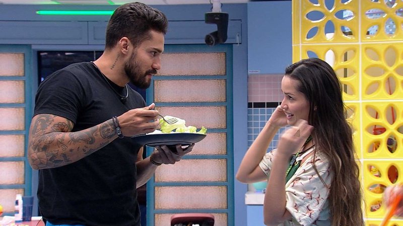 Juliette conversa com Arcrebiano na cozinha - Foto: Reprodução / TV Globo