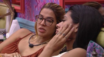 Kerline e Pocah conversam no quarto - Foto: Reprodução / TV Globo