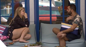 Viih Tube e Gilberto conversam na varanda - Foto: Reprodução / TV Globo
