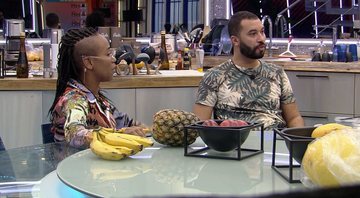 Karol Conká e Gilberto conversam na cozinha - Foto: Reprodução / TV Globo