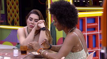 Naiara Azevedo conversa com Natália na cozinha do BBB 22 - Foto: Reprodução / Globo