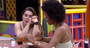 Naiara Azevedo conversa com Natália na cozinha do BBB 22 - Foto: Reprodução / Globo