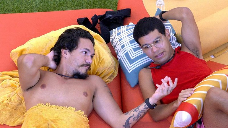 Eliezer e Vinicius conversam sobre Jade Picon - Foto: Reprodução / Globo