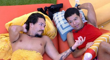 Eliezer e Vinicius conversam sobre Jade Picon - Foto: Reprodução / Globo