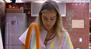 Bárbara reclama da falta de limpeza da cozinha - Foto: Reprodução / Globo