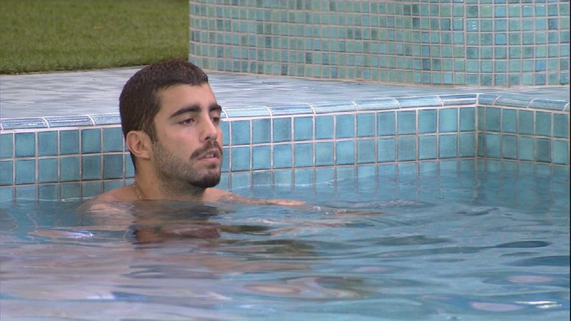 Pedro Scooby faz reflexão na piscina com Tiago Abravanel - Foto: Reprodução / Globo