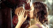 Tobey Maguire e Kirsten Dunst na famosa cena de "Homem-Aranha", de 2002 - Foto: Reprodução / Sony Pictures