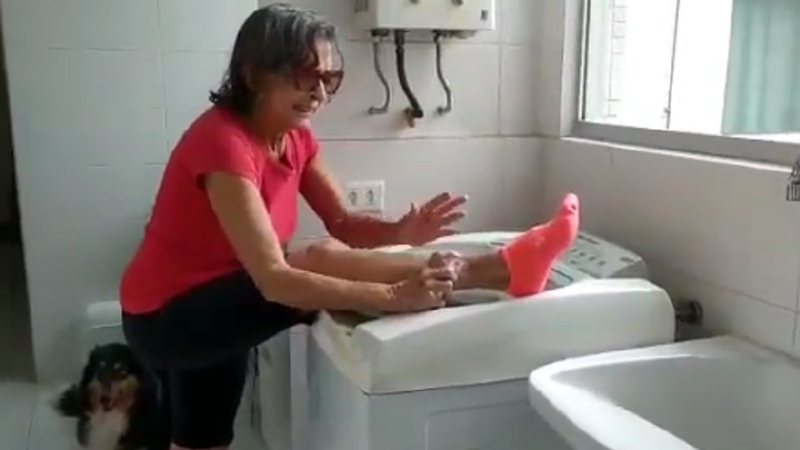 Betty Faria esbanja elasticidade ao colocar a perna em cima de uma máquina de lavar - Foto: Reprodução / Instagram