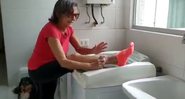 Betty Faria esbanja elasticidade ao colocar a perna em cima de uma máquina de lavar - Foto: Reprodução / Instagram