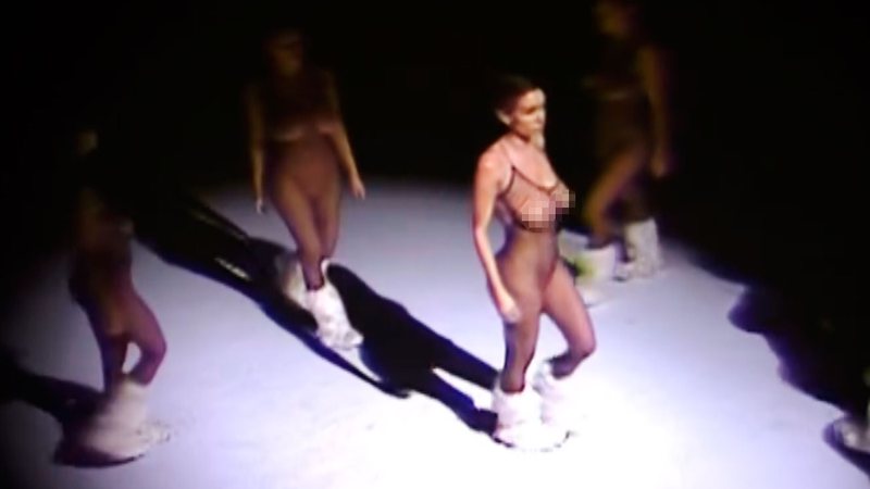 Bianca Censori volta a circular sem lingerie e com transparência ao lado de Kanye  West