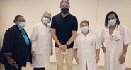 William Bonner e o time de profissionais de saúde que aplicou a vacina - Reprodução/Instagram@realwbonner