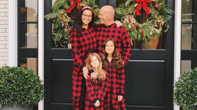 Bruce Willis comemorou a data usando pijamas iguais com a família - Reprodução/Instagram