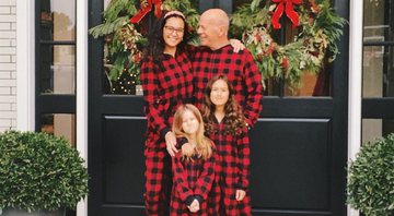 Bruce Willis comemorou a data usando pijamas iguais com a família - Reprodução/Instagram