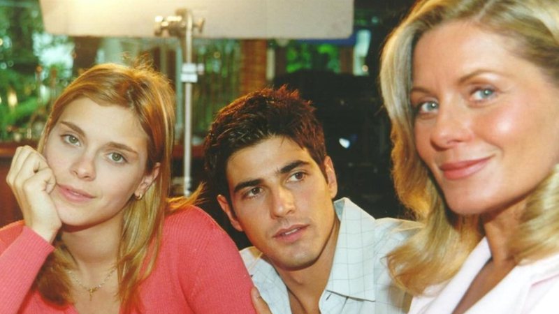 Carolina Dieckmann compartilhou uma foto com os colegas de elenco da novela, transmitida entre 2000 e 2001 - Foto: Reprodução / Instagram