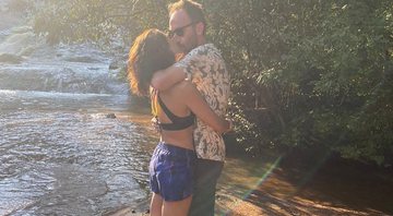 Atriz compartilhou momento romântico durante passeio em meio a natureza - Foto: Reprodução / Instagram @castrocarol