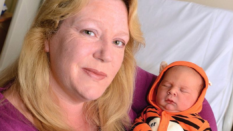 Britânica gerou 15 bebês para outras pessoas; Carole deu à luz gêmeos e trigêmeos - Foto: Reprodução