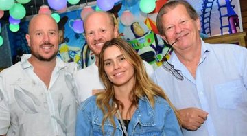Carolina Dieckmann e a família aparece em foto no aniversário de sobrinho - Foto: Reprodução / Instagram