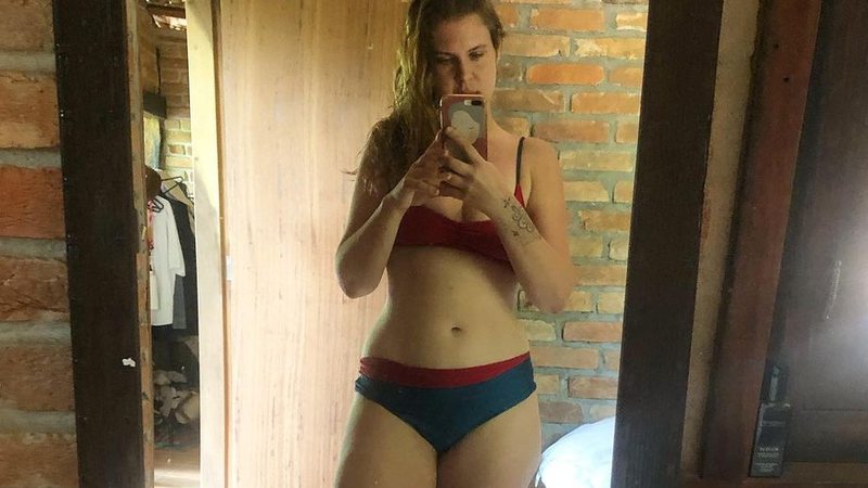 Carolinie disse que está há 16 anos engordando e emagrecendo, além de ter desenvolvido ansiedade, repúdio ao corpo e compulsão - Reprodução/Instagram