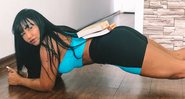 Cássia Melo usa livros para se exercitar em casa - Foto: Reprodução / Instagram
