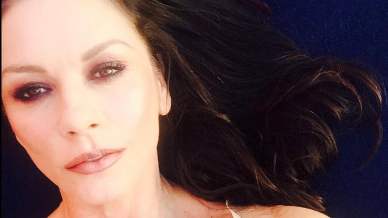 Sem maquiagem, Catherine Zeta-Jones falha ao tentar acessar celular por reconhecimento facial - Foto: Reprodução / Instagram