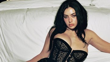 Charli XCX posou para a edição de outono da revista Playboy