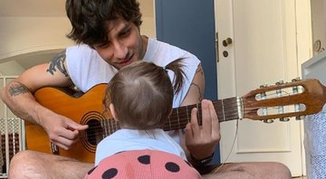 Chay Suede toca violão para a filha, Maria - Reprodução/Instagram