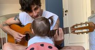 Chay Suede toca violão para a filha, Maria - Reprodução/Instagram