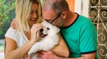 Uma foto com o casal com um novo cãozinho chamou atenção na web - Reprodução/Instagram