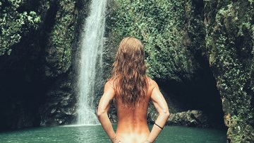 Cintia Dicker posou nua em cachoeira e recebeu elogios - Foto: Reprodução/ Instagram@cintiadicker