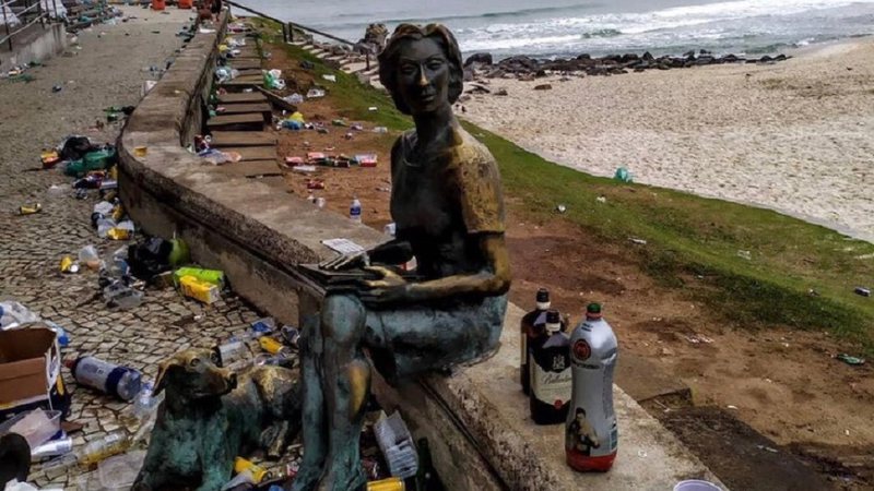 Estátua de Clarice Lispector amanheceu rodeada de lixo no bairro do Leme, Rio de Janeiro - Reprodução/Twitter/Célio Albuquerque