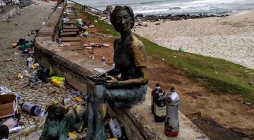 Estátua de Clarice Lispector amanheceu rodeada de lixo no bairro do Leme, Rio de Janeiro - Reprodução/Twitter/Célio Albuquerque