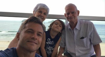 Claudio Heinrich ao lado de sua família; seu pai, Roland, morreu semana passada - Foto: Reprodução / Instagram