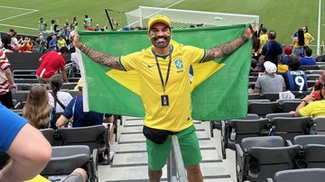 Influenciador e criador de conteúdo Dan Cunha posa com a bandeira do Brasil - Foto: Divulgação/Claudia Knutsson