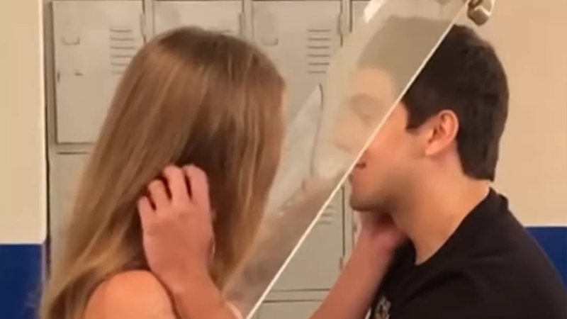 Daniel Rangel "beija" Valentina Bulc com um painel de acrílico entre eles - Reprodução/Instagram@danielrangel