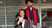 Atriz comemorou momento em família durante cerimônia de graduação - Foto: Reprodução / Instagram @deborablochoficial