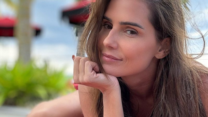 Deborah Secco posou de topless em frente ao espelho - Foto: Reprodução/ @dedesecco