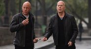 Stuart F. Wilson ao lado de Bruce Willis em uma gravação - Foto: Reprodução / Arquivo Pessoal