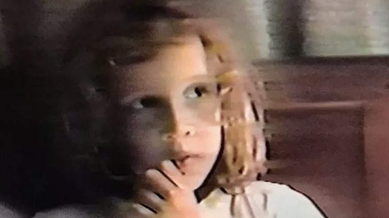 Dylan Farrow aos 7 anos de idade, em cena do documentário 'Allen v. Farrow' - Reprodução/HBO