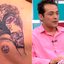 Eduardo Sterblitch homenageou tatuadora que tatuou seu rosto no bumbum - Foto: GNT/ Papo de Segunda