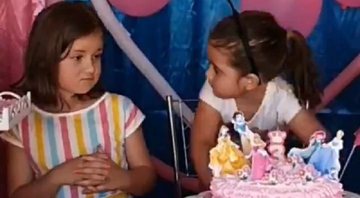 Laura e sua irmã, Maria Eduarda, em vídeo que viralizou nesta segunda-feira (19/10) - Reprodução/Twitter