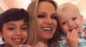Eliana e os filhos, Arthur e Manuela: crianças ficaram sem doces até os 2 anos - Reprodução/Instagram