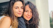 Emanuelle e Andréia posaram coladinhas em frente a uma janela - Reprodução / Instagram @emanuellearaujo