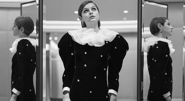 Emma Corrin usa vestido da Miu Miu - Reprodução/Instagram@emmalouisecorrin