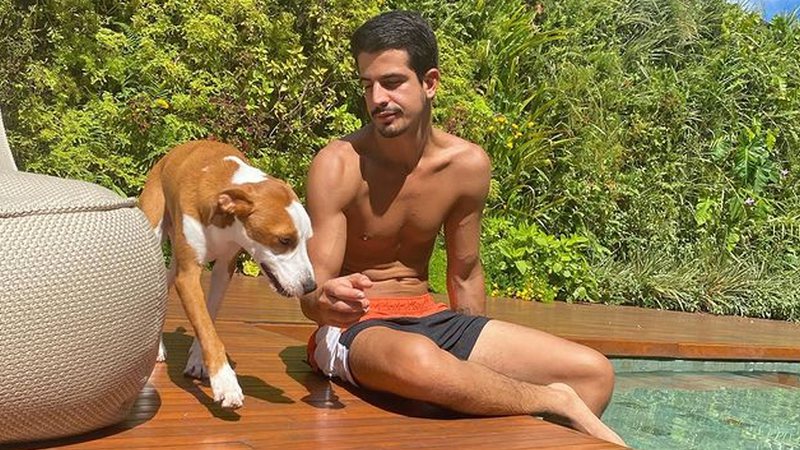 Enzo Celulari na casa de Bruna Marquezine com Amêndoa, pet da atriz - Reprodução/Instagram@enzocelulari