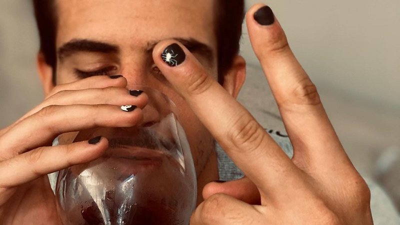 Enzo Celulari mostra as unhas pintadas para o Dia das Bruxas - Reprodução/Instagram