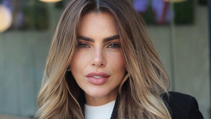 Erika Schneider fez procedimento no bumbum para o carnaval